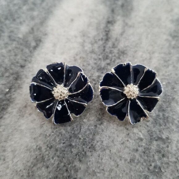 Vintage Black Enmale Flower Clip On Earrings, Silver Tone, Retro Estate Deisgn - Picture 4 of 4